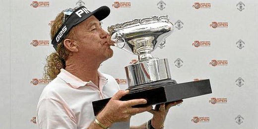 El golfista malagueño besa el trofeo conseguido en Hong Kong El golfista malagueño besa el trofeo conseguido en Hong Kong