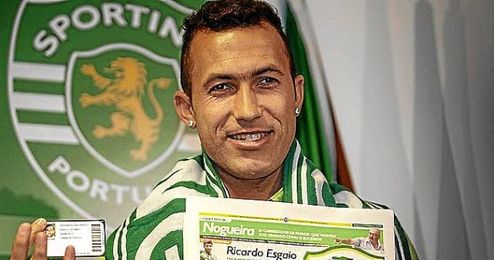 El lateral zurdo posa con un abono lisboeta el día de su presentación. El lateral zurdo posa con un abono lisboeta el día de su presentación.
