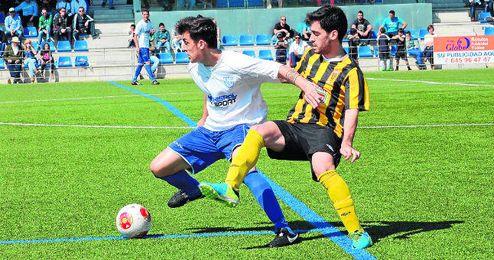 El San Roque de Lepe rompió la imbatibilidad del Alcalá en su estadio esta temporada con su victoria ayer. El San Roque de Lepe rompió la imbatibilidad del Alcalá en su estadio esta temporada con su victoria ayer.