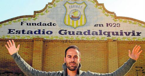 Bayón posa en el estadio de los ribereños, el Guadalquivir. Bayón posa en el estadio de los ribereños, el Guadalquivir.