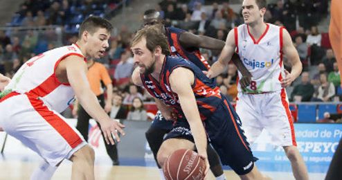 El joven madrileño Willy Hernangómez fue el jugador más activo en el encuentro ante el Baskonia. El joven madrileño Willy Hernangómez fue el jugador más activo en el encuentro ante el Baskonia.