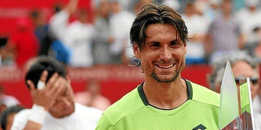 David Ferrer levantando un trofeo. David Ferrer levantando un trofeo.