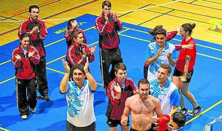 La plantilla del Soderinsa Rinconada saluda al público del Fernando Martín después de confirmar la remontada frente al Torrejón Paracuellos. La plantilla del Soderinsa Rinconada saluda al público del Fernando Martín después de confirmar la remontada frente al Torrejón Paracuellos.