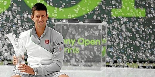 Djokovic posa junto al trofeo conquistado en Miami. Djokovic posa junto al trofeo conquistado en Miami.