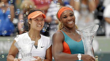 Serena Williams junto a Na Li en el podio Serena Williams junto a Na Li en el podio