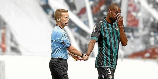 Paulao tendrá que vérselas con la afición bética tras su deficiente actuación en Vallecas. Paulao tendrá que vérselas con la afición bética tras su deficiente actuación en Vallecas.