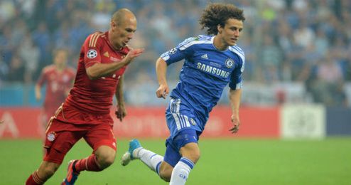 David Luiz en un lance de partido con Robben durante la final de la Supercopa de Europa. David Luiz en un lance de partido con Robben durante la final de la Supercopa de Europa.