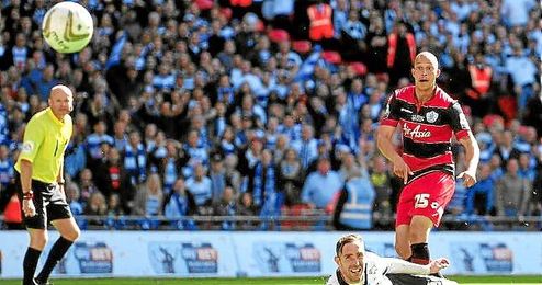 En la imagen, Zamora observa su tiro, el que supuso el tanto de la victoria ante el Derby County. En la imagen, Zamora observa su tiro, el que supuso el tanto de la victoria ante el Derby County.