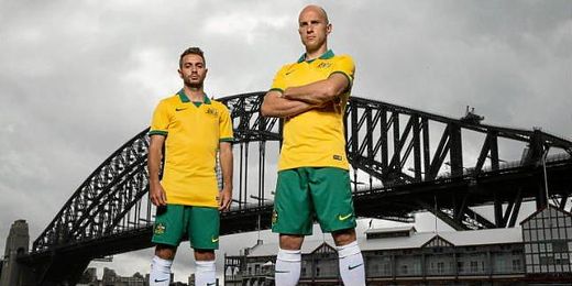 Bresciano (a la derecha) posa con la equipación oficial de Australia para el Mundial de Brasil. Bresciano (a la derecha) posa con la equipación oficial de Australia para el Mundial de Brasil.