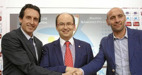 Monchi, junto a Emery y José Castro, en rueda de prensa. Monchi, junto a Emery y José Castro, en rueda de prensa.