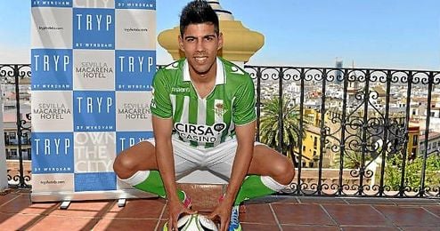 Juanfran firmó por el Betis en el mes de marzo y se convirtió en el primer fichaje para la temporada 2013/2014; fue presentado el 14 de junio. Juanfran firmó por el Betis en el mes de marzo y se convirtió en el primer fichaje para la temporada 2013/2014; fue presentado el 14 de junio.