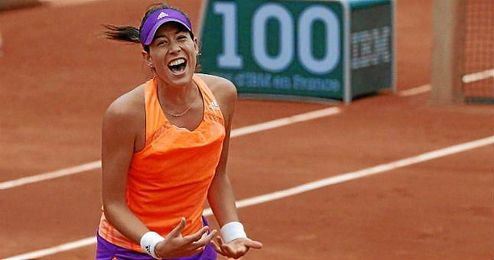 Muguruza celebra el triunfo ante Parmentier que le mete en cuartos de Roland Garros. Muguruza celebra el triunfo ante Parmentier que le mete en cuartos de Roland Garros.