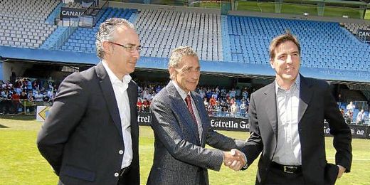 El flamante entrenador celeste posa en su presentación. El flamante entrenador celeste posa en su presentación.
