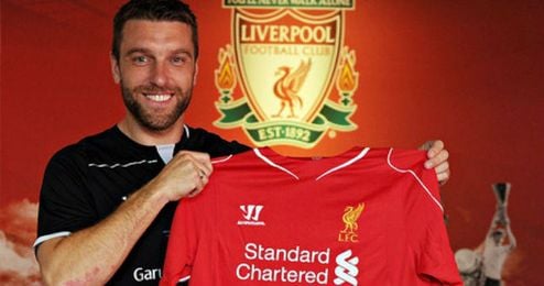 Lambert posa con la camiseta del Liverpool durante su presentación. Lambert posa con la camiseta del Liverpool durante su presentación.