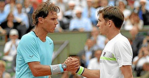Nadal estrecha la mano a Lajovic tras imponerse en el partido de octavos de final de Roland Garros. Nadal estrecha la mano a Lajovic tras imponerse en el partido de octavos de final de Roland Garros.