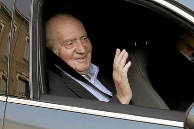 El Rey de España saludando desde el coche real El Rey de España saludando desde el coche real