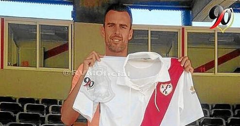 Amaya posa con la camiseta del Rayo. Amaya posa con la camiseta del Rayo.