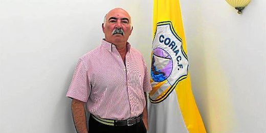El nuevo presidente del Coria, Francisco González, posa junto a la bandera de la histórica institución. El nuevo presidente del Coria, Francisco González, posa junto a la bandera de la histórica institución.