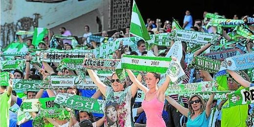 Un importante sector del beticismo lleva solicitando la creación de una grada joven desde la época de Lopera. Un importante sector del beticismo lleva solicitando la creación de una grada joven desde la época de Lopera.