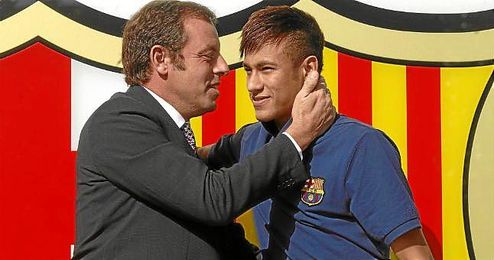 Sandro Rosell y Neymar, el día de su presentación en el Barcelona. Sandro Rosell y Neymar, el día de su presentación en el Barcelona.
