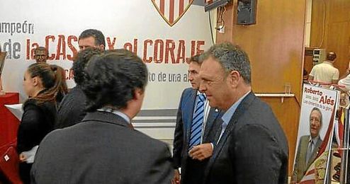 Joaquín Caparrós, durante el homenaje a Alés. Joaquín Caparrós, durante el homenaje a Alés.