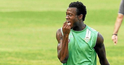 Nosa Igiebor, en un entrenamiento con el Betis. Nosa Igiebor, en un entrenamiento con el Betis.