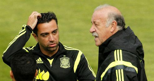 Xavi Hernández dialoga con Del Bosque durante un entrenamiento con la selección. Xavi Hernández dialoga con Del Bosque durante un entrenamiento con la selección.
