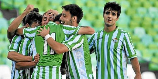 Los jugadores verdiblancos celebrando uno de los tres tantos del partido. Los jugadores verdiblancos celebrando uno de los tres tantos del partido.