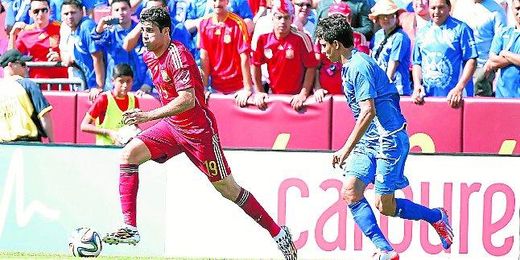 El internacional Diego Costa corre con el balón en el encuentro que disputó frente a El Salvador y en el que completó una buena actuación. El internacional Diego Costa corre con el balón en el encuentro que disputó frente a El Salvador y en el que completó una buena actuación.