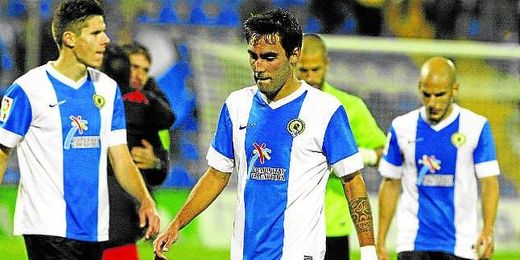 Javi Hervás, al fondo, lamenta el descenso del Hércules a Segunda B. Javi Hervás, al fondo, lamenta el descenso del Hércules a Segunda B.