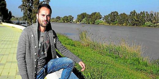 En la imagen, Jorge Bayón posa para ESTADIO junto al río Guadalquivir, a su paso por Coria del Río. En la imagen, Jorge Bayón posa para ESTADIO junto al río Guadalquivir, a su paso por Coria del Río.