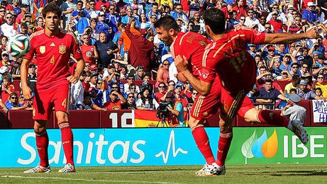 El ´Guaje´ Villa se adelanta a Diego Costa en el primer gol. El ´Guaje´ Villa se adelanta a Diego Costa en el primer gol.