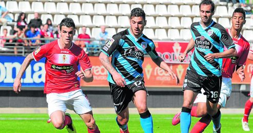 El lateral zurdo Álex Martínez sale al paso de otro bético que buscó minutos lejos del Villamarín, el mediapunta Sergio Rodríguez, durante el Murcia-Lugo. El lateral zurdo Álex Martínez sale al paso de otro bético que buscó minutos lejos del Villamarín, el mediapunta Sergio Rodríguez, durante el Murcia-Lugo.