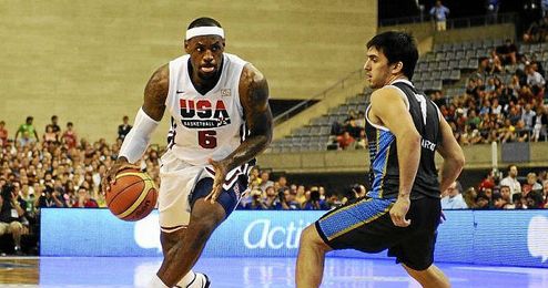 Campazzo, con la selección argentina, intenta defender a Lebron James Campazzo, con la selección argentina, intenta defender a Lebron James