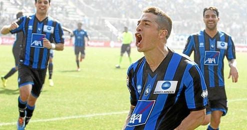 Carlos Carmona celebra un tanto con la elástica del Atalanta. Carlos Carmona celebra un tanto con la elástica del Atalanta.