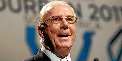 Beckenbauer durante una rueda de prensa. Beckenbauer durante una rueda de prensa.