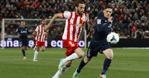 Aleix Vidal disputa un balón con Antunes, jugador que también ha sido vinculado al Sevilla. Aleix Vidal disputa un balón con Antunes, jugador que también ha sido vinculado al Sevilla.