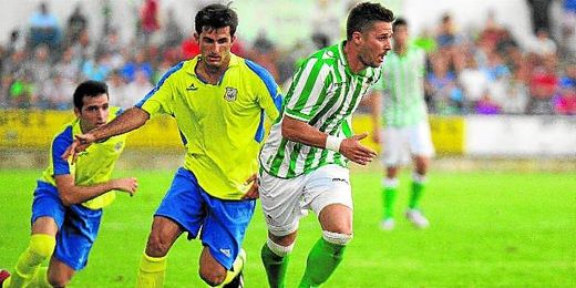 En la imagen, el lateral amarillo Juan José corre detrás de Steinhöfer, en el amistoso del Coria ante el Betis. En la imagen, el lateral amarillo Juan José corre detrás de Steinhöfer, en el amistoso del Coria ante el Betis.