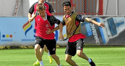 Cicinho, en un entrenamiento junto a Marin. Cicinho, en un entrenamiento junto a Marin.