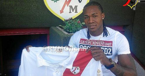 Manucho porta la que va a ser su nueva camiseta Manucho porta la que va a ser su nueva camiseta