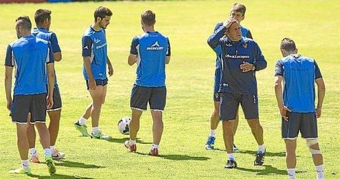 Víctor Muñoz, entrenador del Zaragoza, en un entrenamiento junto a sus jugadores. Víctor Muñoz, entrenador del Zaragoza, en un entrenamiento junto a sus jugadores.