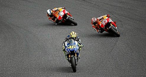 Las Honda de Márquez y Pedrosa persiguen a la Yamaha de Rossi sobre Montmeló. Las Honda de Márquez y Pedrosa persiguen a la Yamaha de Rossi sobre Montmeló.