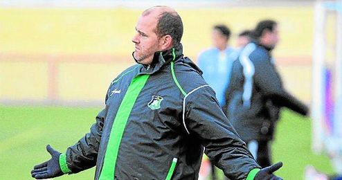 Raúl Hernández da instrucciones a sus futbolistas en un encuentro disputado durante la pasada temporada. Raúl Hernández da instrucciones a sus futbolistas en un encuentro disputado durante la pasada temporada.