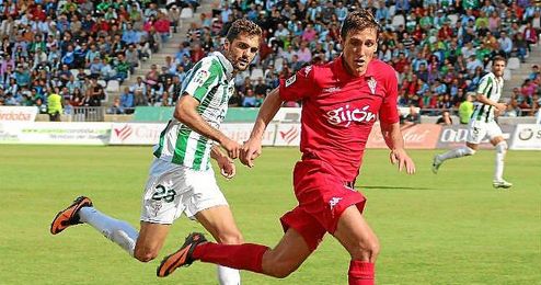 Francisco Pablo Cruz Torres (Córdoba, 22-06-1991) persigue al delantero del Sporting Stefan Scepovic durante un encuentro de esta campaña. Francisco Pablo Cruz Torres (Córdoba, 22-06-1991) persigue al delantero del Sporting Stefan Scepovic durante un encuentro de esta campaña.