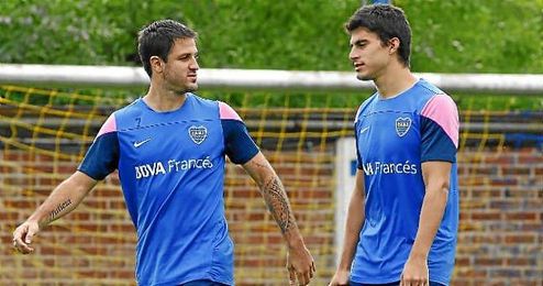 Diego Perotti, junto a Juan Manuel Martínez en un entrenamiento de Boca. Diego Perotti, junto a Juan Manuel Martínez en un entrenamiento de Boca.