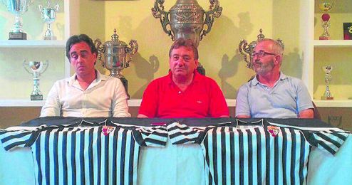 Eusebio Navarro -derecha-, junto a Francisco Sánchez -centro- y Rogelio Sánchez -izquierda- en la presentación. Eusebio Navarro -derecha-, junto a Francisco Sánchez -centro- y Rogelio Sánchez -izquierda- en la presentación.