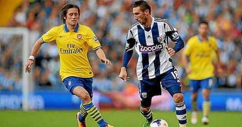 Morgan Amalfitano, con el West Bromwich, conduce el balón ante la presencia de Rosicky, del Arsenal. Morgan Amalfitano, con el West Bromwich, conduce el balón ante la presencia de Rosicky, del Arsenal.