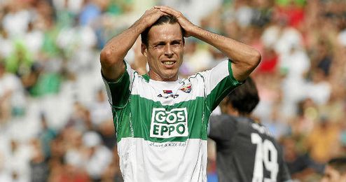 Manu se lamenta tras una ocasión marrada. Manu se lamenta tras una ocasión marrada.