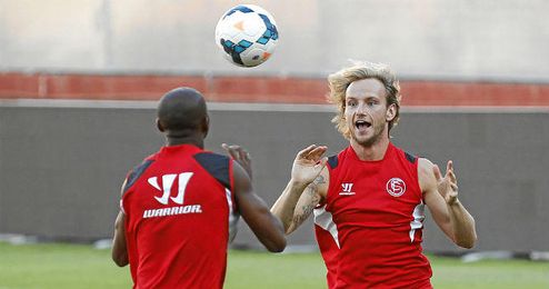 Rakitic y M´Bia son dos de los centrocampistas que no seguirán en el Sevilla. Rakitic y M´Bia son dos de los centrocampistas que no seguirán en el Sevilla.