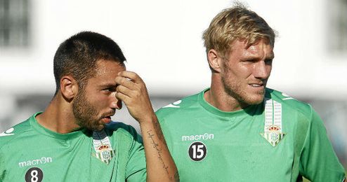 Perquis, junto a Nono, en un entrenamiento con el Betis. Perquis, junto a Nono, en un entrenamiento con el Betis.